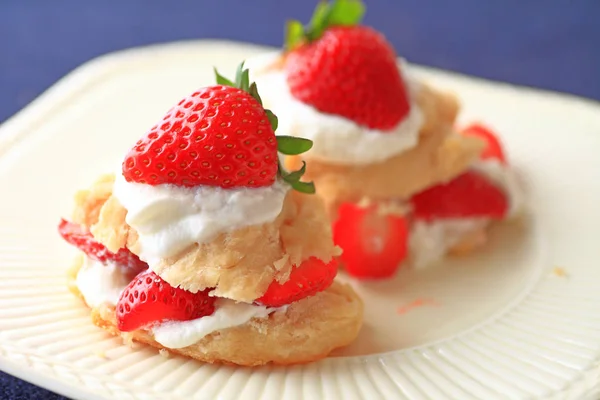 Small strawberry shortcakes — Stock Photo, Image
