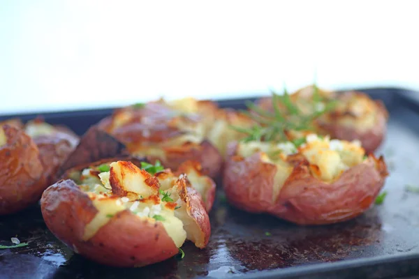 Casserole de pommes de terre écrasées avec du gros sel — Photo