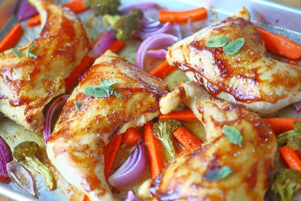 Roasting chicken with carrots and onions — Stock Photo, Image