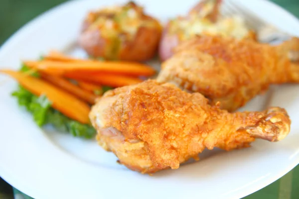 Chicken legs dinner with vegetables — Stock Photo, Image