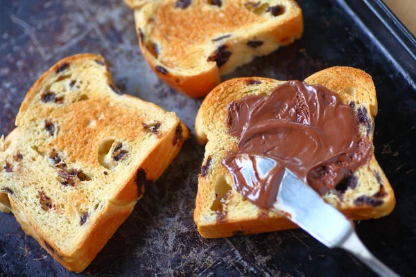 Sartén de metal con tostadas de brioche y chocolate —  Fotos de Stock
