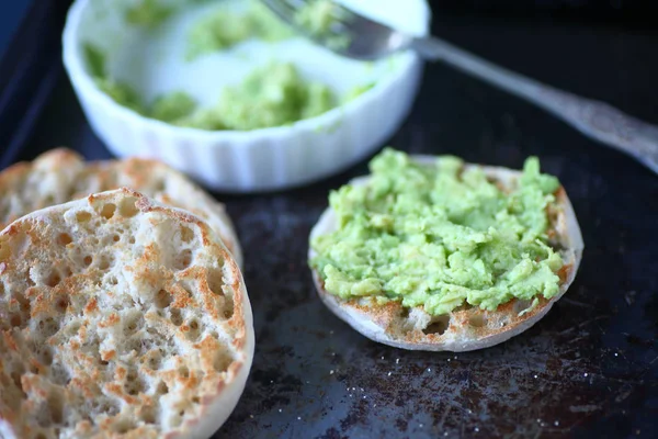 Avokado tost hazırlanıyor — Stok fotoğraf