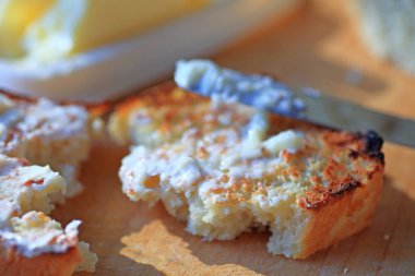 Kahvaltı tost güneşli pencere tarafından