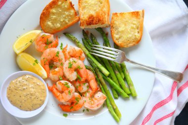 Karides yemek tatlı hardal sosu ile