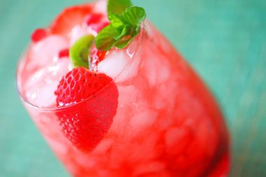 Soğuk şarap içecek meyve ile