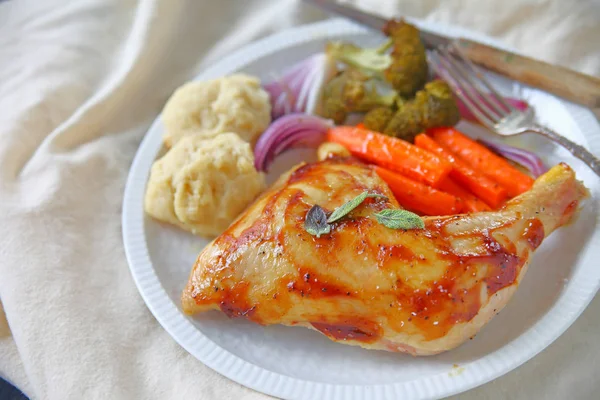 Closeup jantar de frango com legumes — Fotografia de Stock