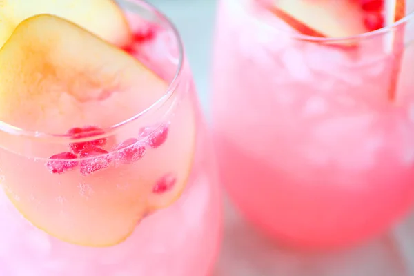 Burbujas en vino con semillas de granada — Foto de Stock