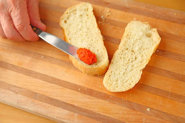 Paprikaaufstrich auf Brot — Stockfoto
