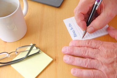 Adam yazıyor bir Yapılacaklar listesi