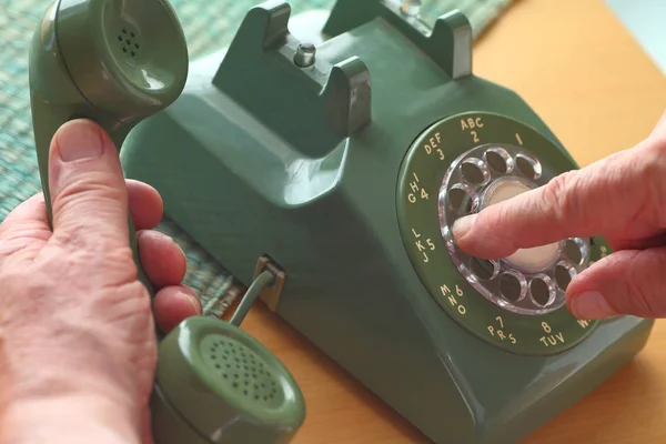Man uses old rotary phone — Stock Photo, Image
