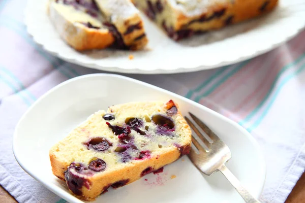 Blueberry loaf cake slice — Stock Photo, Image