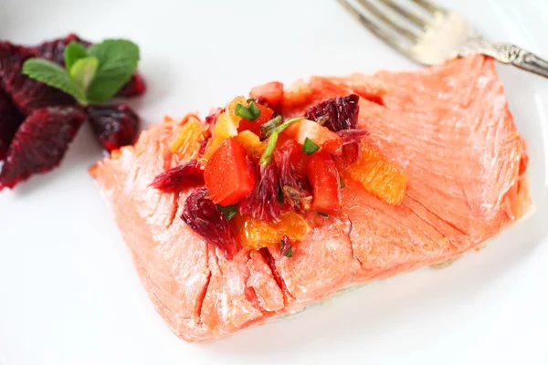 Salmone sokeye con salsa all'arancia rossa — Foto Stock