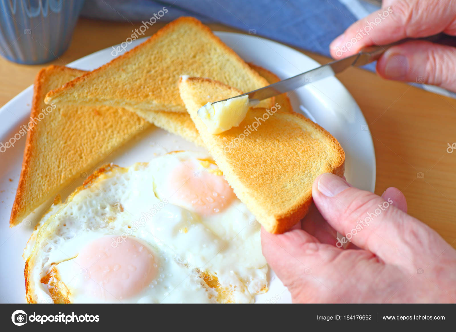 Tost Ekmeğinde Tereyağlı Yumurta Tost Ekmeğinde Tereyağlı Yumurta