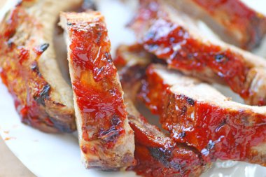 Bir tabak tarihinde mangalda pirzola