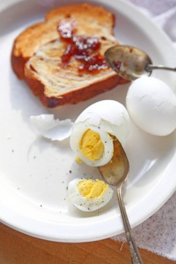 Tarçınlı ekmek tost ve haşlanmış yumurta
