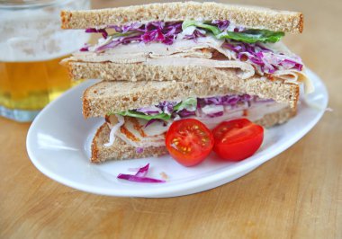 Türkiye ve lahana salatası sandviçi