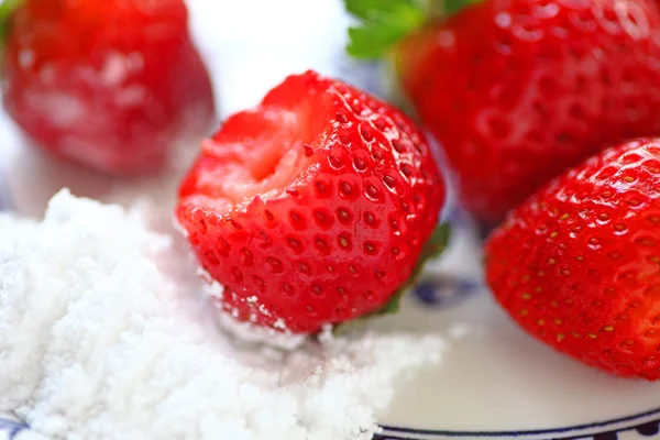 Φράουλες βουτηγμένες σε ζάχαρη άχνη — Φωτογραφία Αρχείου