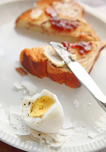Kokt ägg skalade delvis med toast — Stockfoto