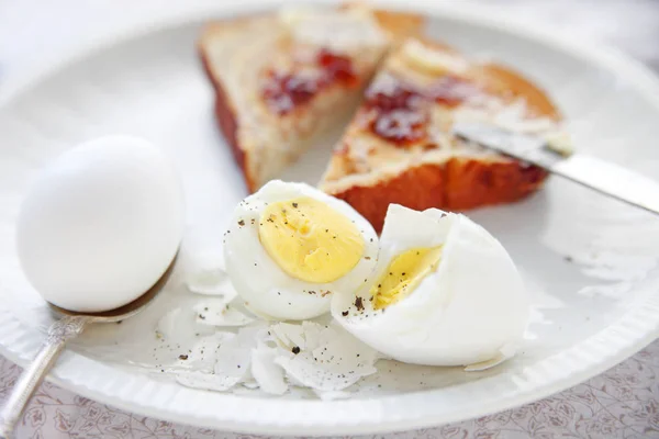 Ovos e torradas café da manhã — Fotografia de Stock