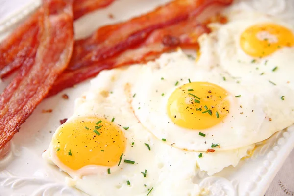 Ovos fritos e bacon — Fotografia de Stock