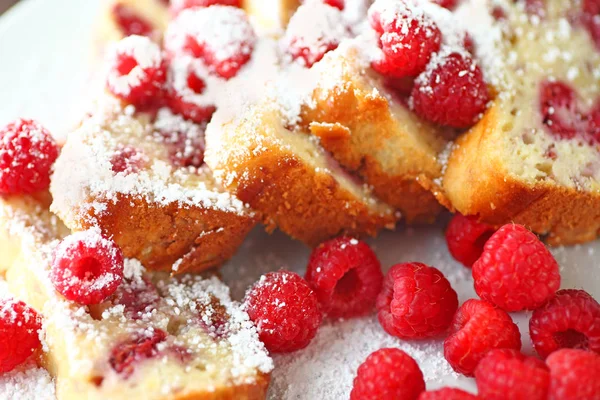 Sliced raspberry loaf cake — Stock Photo, Image