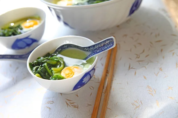 Миски шпинатного супу з яйцями — стокове фото