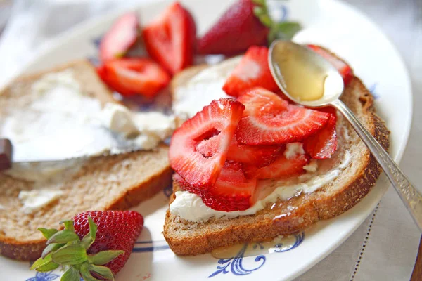 Sandwich aux fraises et fromage à la crème — Photo