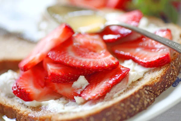 Fragole fresche con crema di formaggio sul pane — Foto Stock