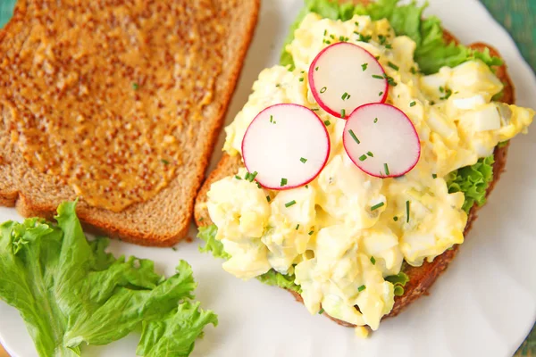 Yumurta salatalı sandviç yukarıdan — Stok fotoğraf
