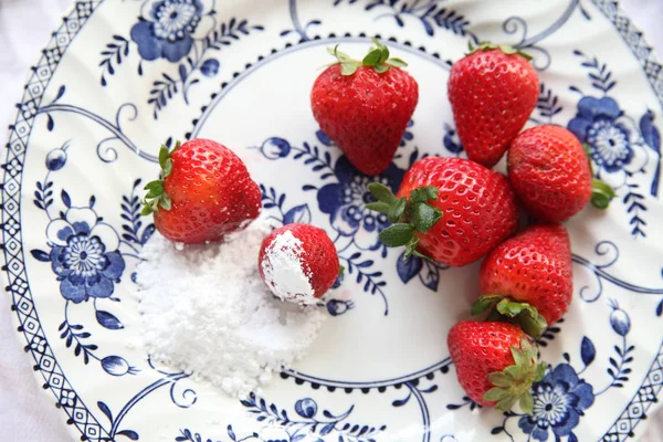 Čerstvé jahody na talíři — Stock fotografie