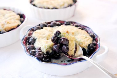 Yaban mersinli pasta kaşık