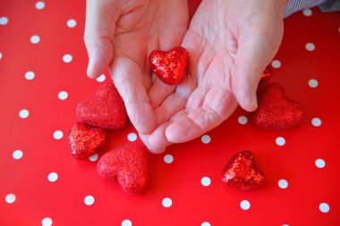 Sevgililer Günü glitter kalp adam tutar