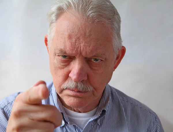 Anciano Enojado Señala Dedo Acusador Céntrate Cara — Foto de Stock