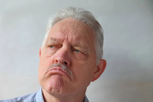 Homem Mais Velho Com Uma Expressão Que Mostra Seus Sentimentos — Fotografia de Stock