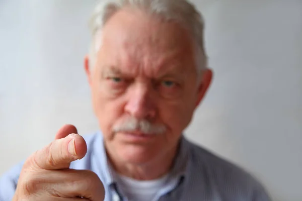 Uomo Anziano Critico Indica Spettatore Concentrarsi Sul Dito — Foto Stock