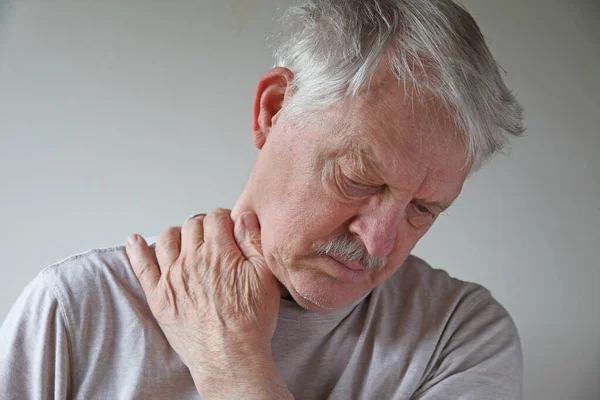 Homem Sênior Com Mão Pescoço Com Espaço Cópia — Fotografia de Stock