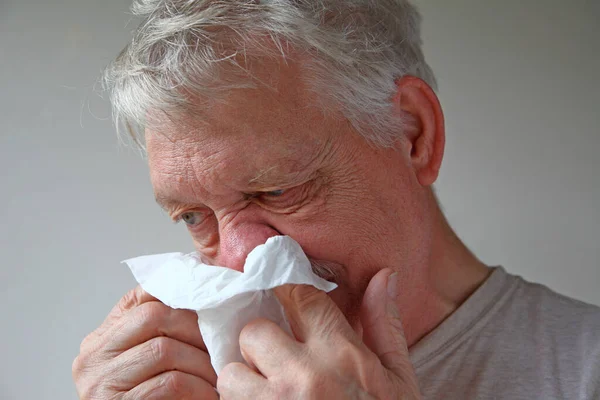 Kranker Mann Benutzt Gewebe Sich Die Nase Pusten — Stockfoto