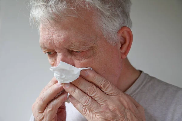 Älterer Mann Pustet Sich Mit Gewebe Die Nase Aus — Stockfoto