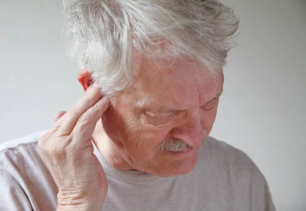 Älterer Mann Mit Einer Hand Ohr Hat Eine Mögliche Infektion — Stockfoto