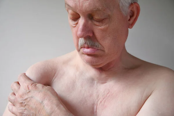 Hemdloser Senior Hat Die Hand Schultergelenk — Stockfoto