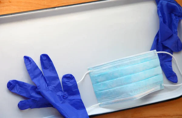 Wit Dienblad Met Plastic Handschoenen Gezichtsmasker Met Kopieerruimte — Stockfoto