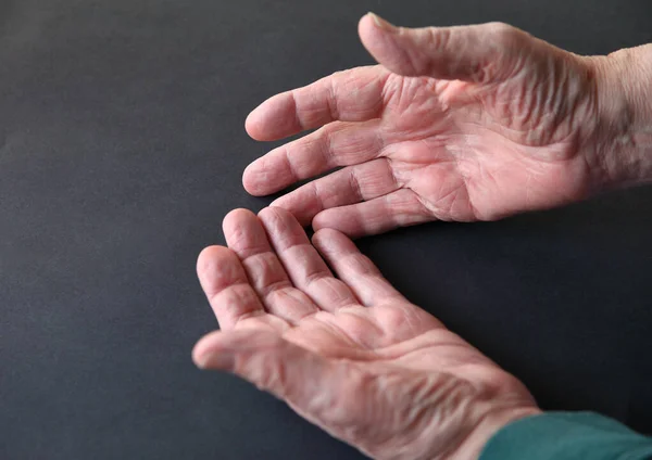 Älterer Mann Greift Nach Einer Dunklen Oberfläche Mit Kopierraum — Stockfoto