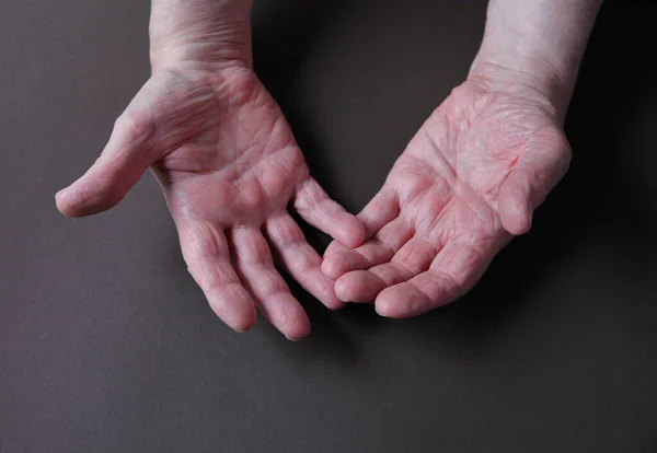 Μεγαλύτερος Άνθρωπος Χέρια Ένα Σκούρο Φόντο Αντίγραφο Χώρο — Φωτογραφία Αρχείου