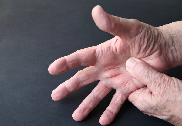 Hombre Presiona Pulgar Palma Sobre Fondo Oscuro — Foto de Stock