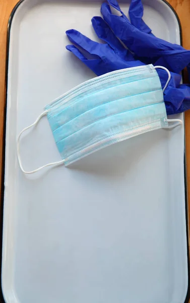 Gezichtsmasker Plastic Handschoenen Een Wit Dienblad Met Kopieerruimte Stockfoto