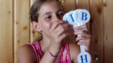 İngilizce alfabe kız tutar