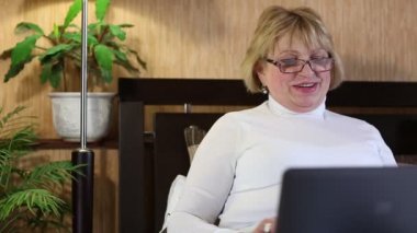  Kadın kıdemli laptop yolu ile iletişim kurar.