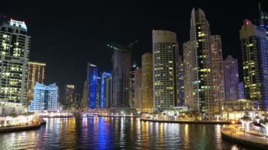 Gece Dubai Marina 'sı