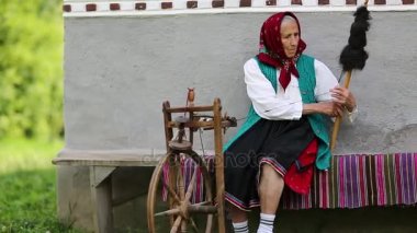 Yaşlı kadın kadın ile çalışıyor 