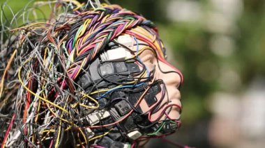 kadın heykeller elektrik telleri